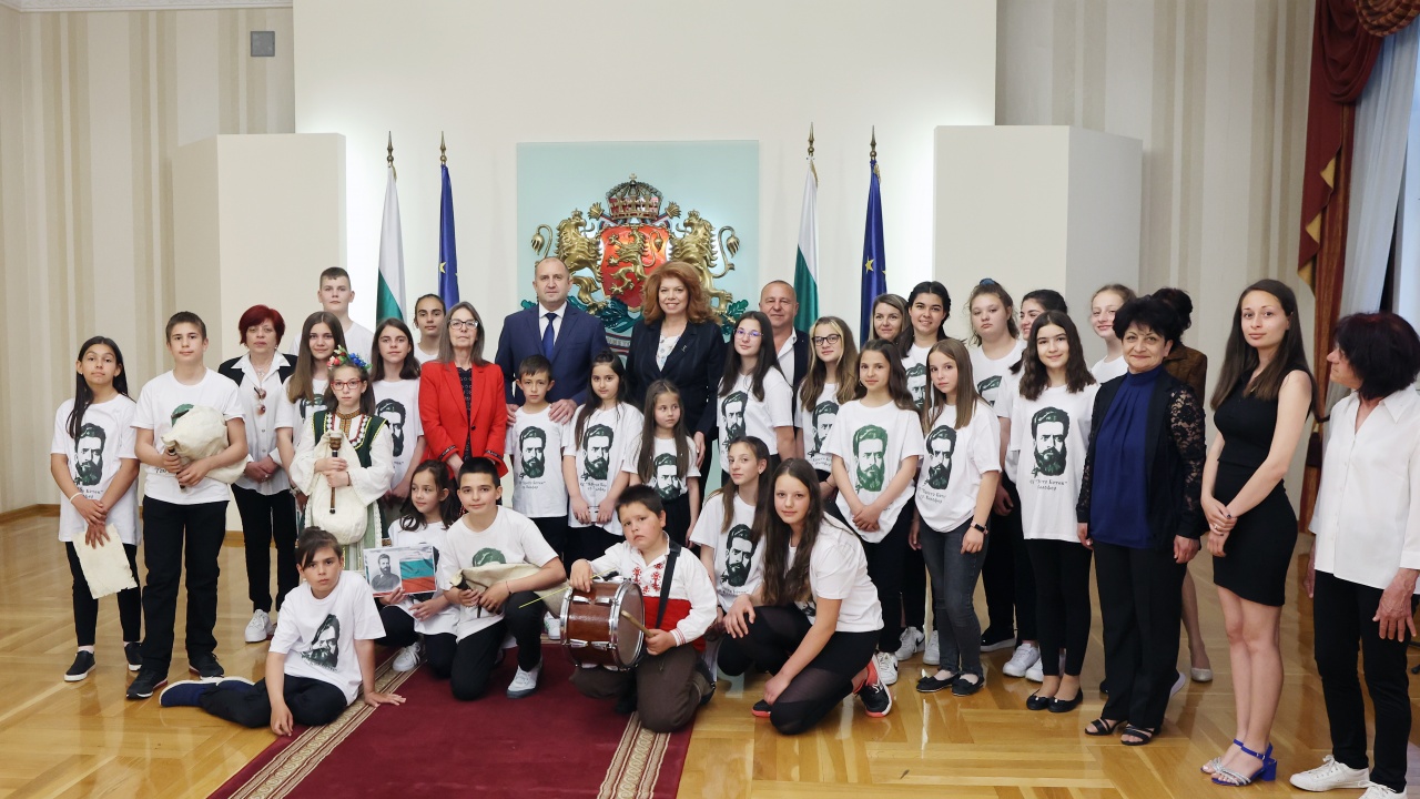 Президентът и вицепрезидентът посрещнаха на „Дондуков“ 2 ученици от СУ „Христо Ботев“ – Калофер