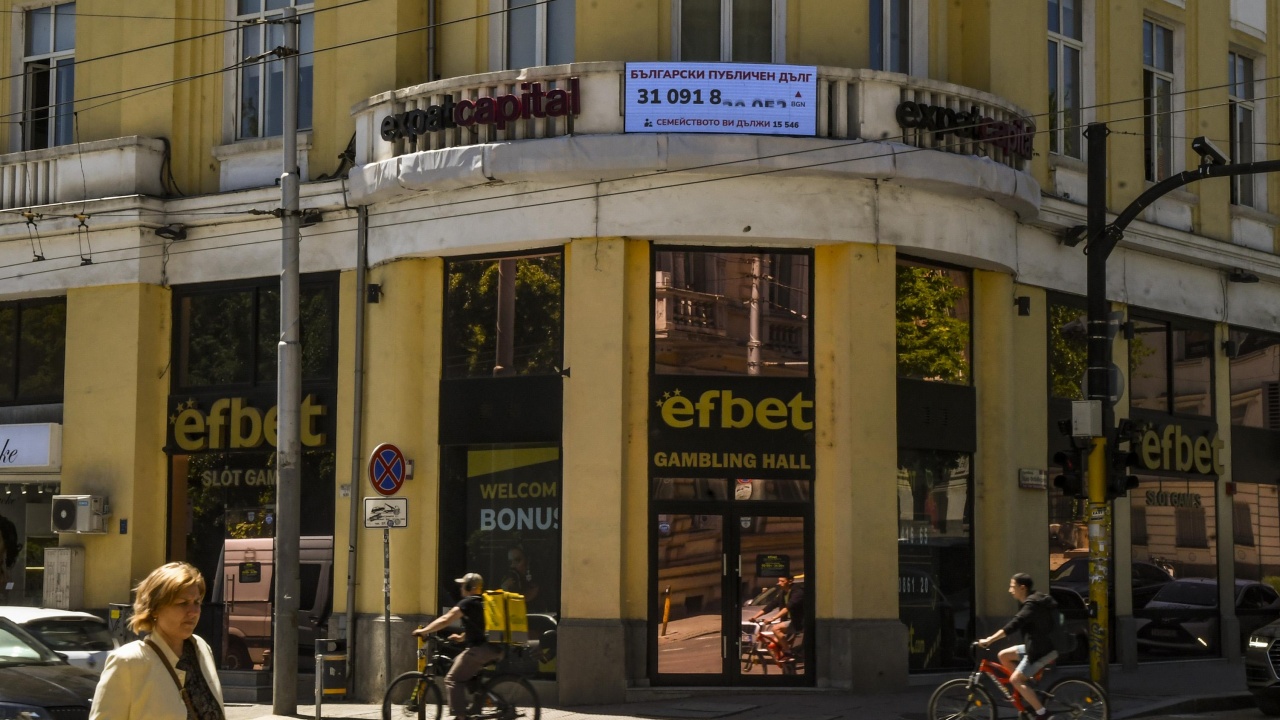 Брояч на публичния дълг на България се появи в центъра на София