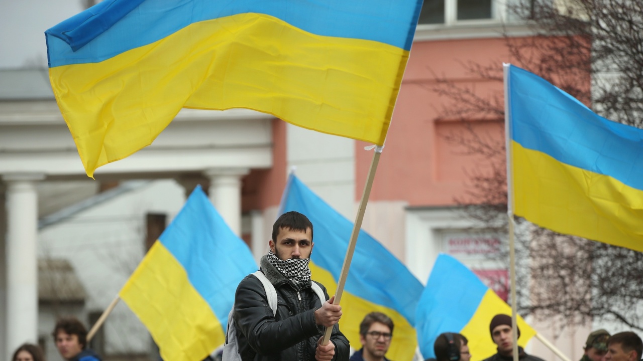 Украинският флаг се развя над гара в окупирания от Русия град Херсон