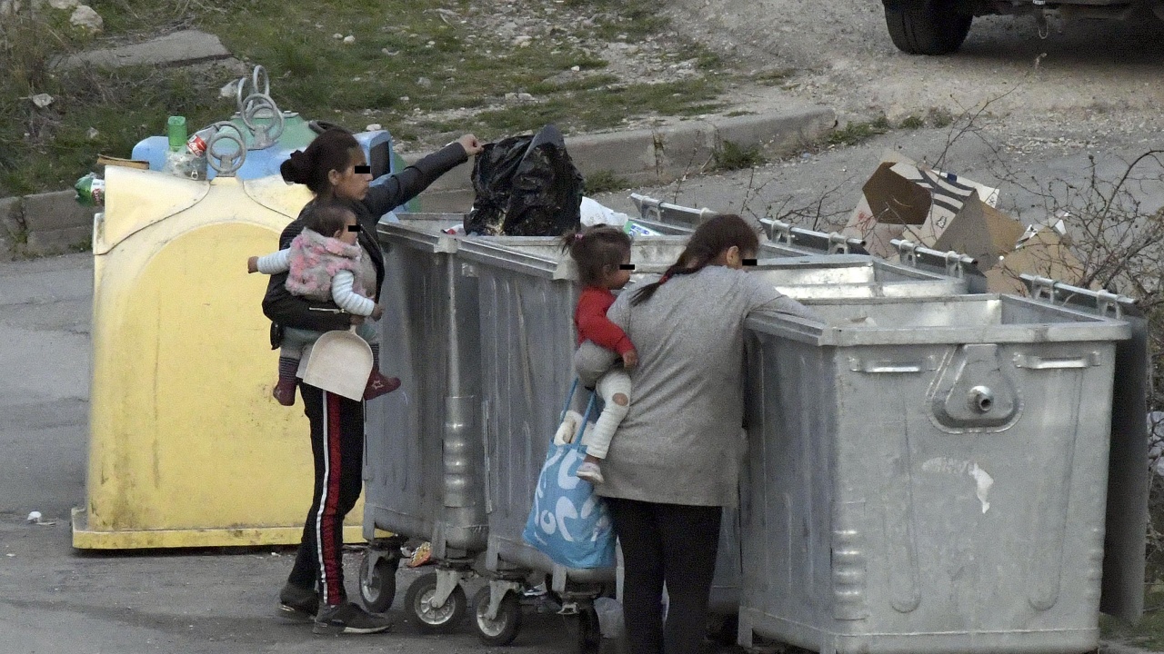 Издирват родителите на захвърленото бебе в плик на боклука