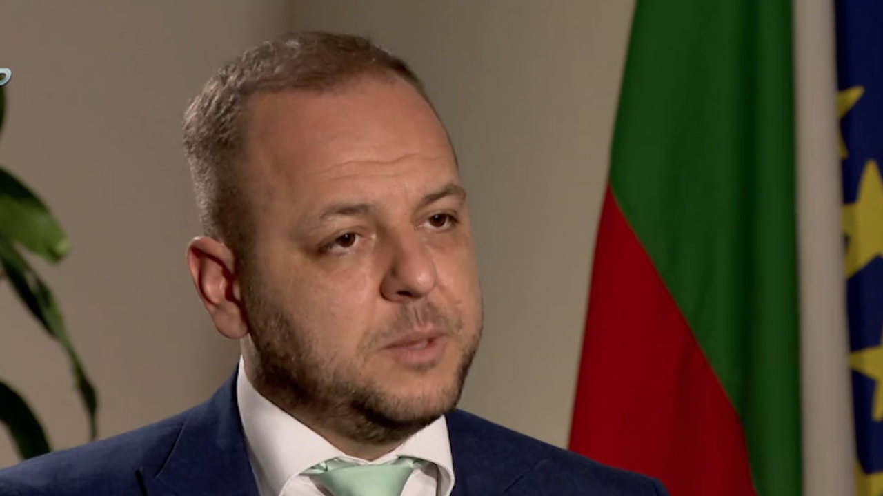 Борислав Сандов: България се управлява от правителството, но и от чиновници-калинки