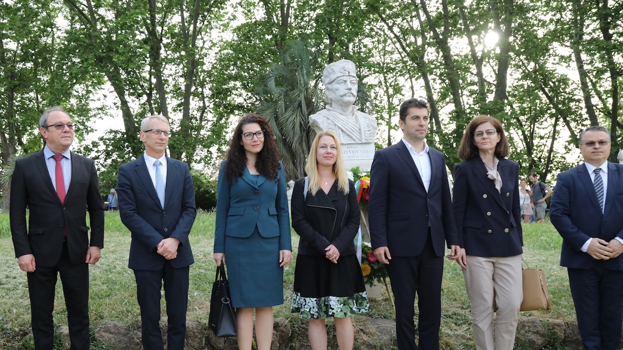 Премиерът Петков положи венец пред паметника на Капитан Петко войвода в Рим