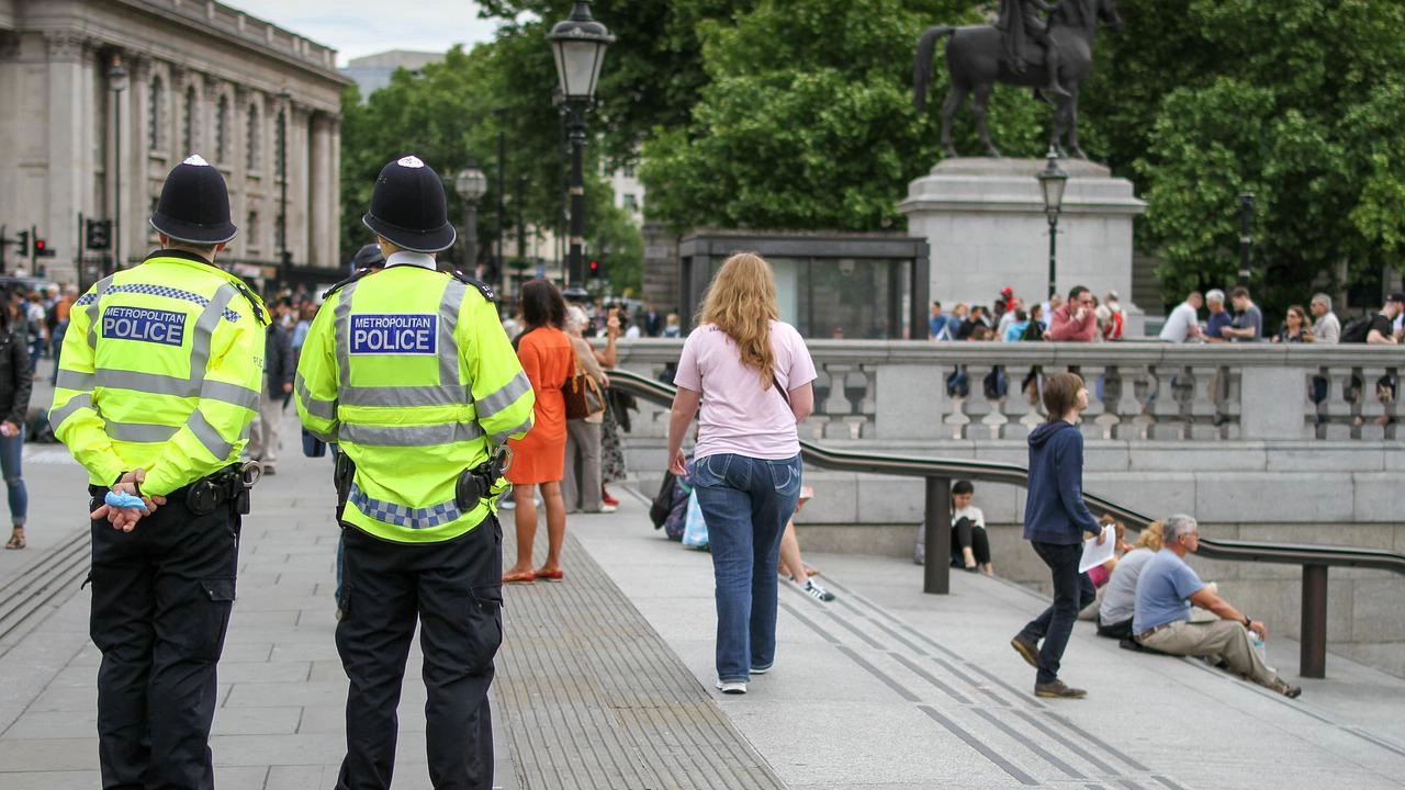 Правителството на Великобритания премахва ограниченията за полицията за спиране и