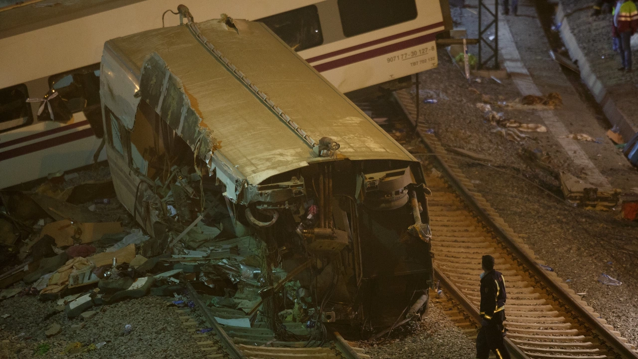 Машинист на влак загина а десетки бяха ранени след катастрофа между два