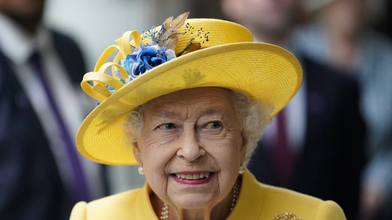 Британската кралица направи изненадващо посещение на метростанция в Централен Лондон