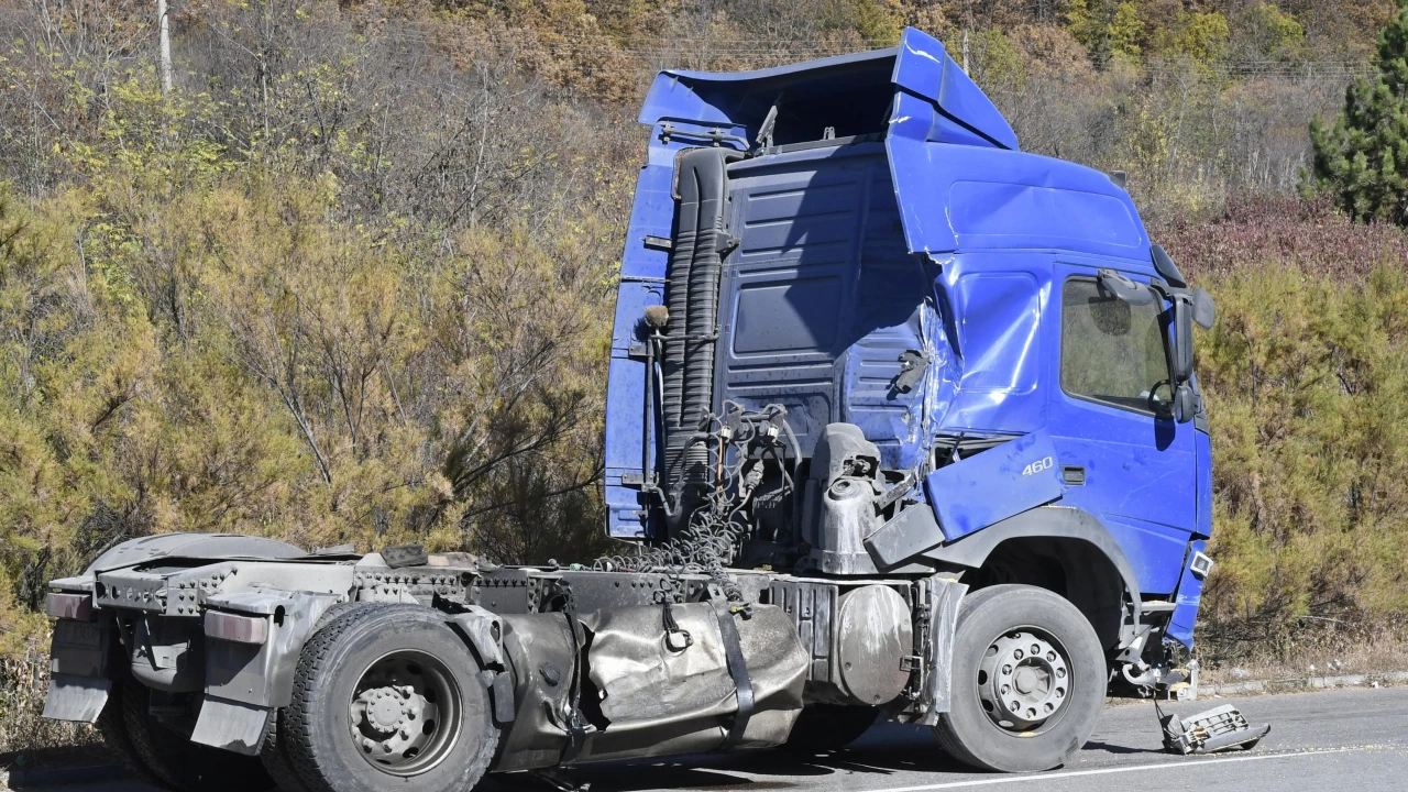 Катастрофа между два тежкотоварни камиона затвори за повече от четири