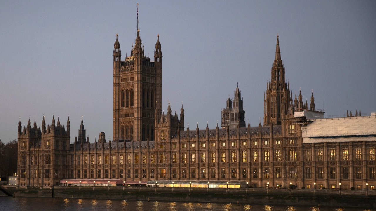 Британски депутат консерватор беше освободен под гаранция днес докато полицията