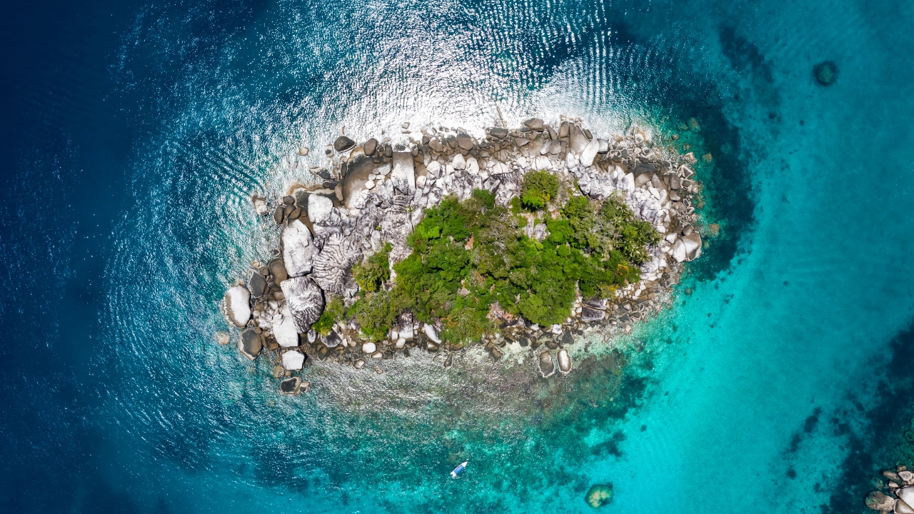 Малкият частен хърватски остров Мали Космач в адриатическата Сплитско далматинска област