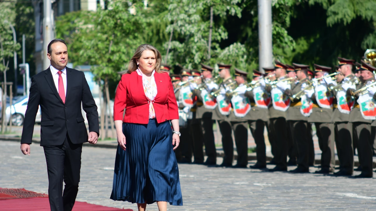 Българският министър на отбраната посрещна министъра на отбраната на Република