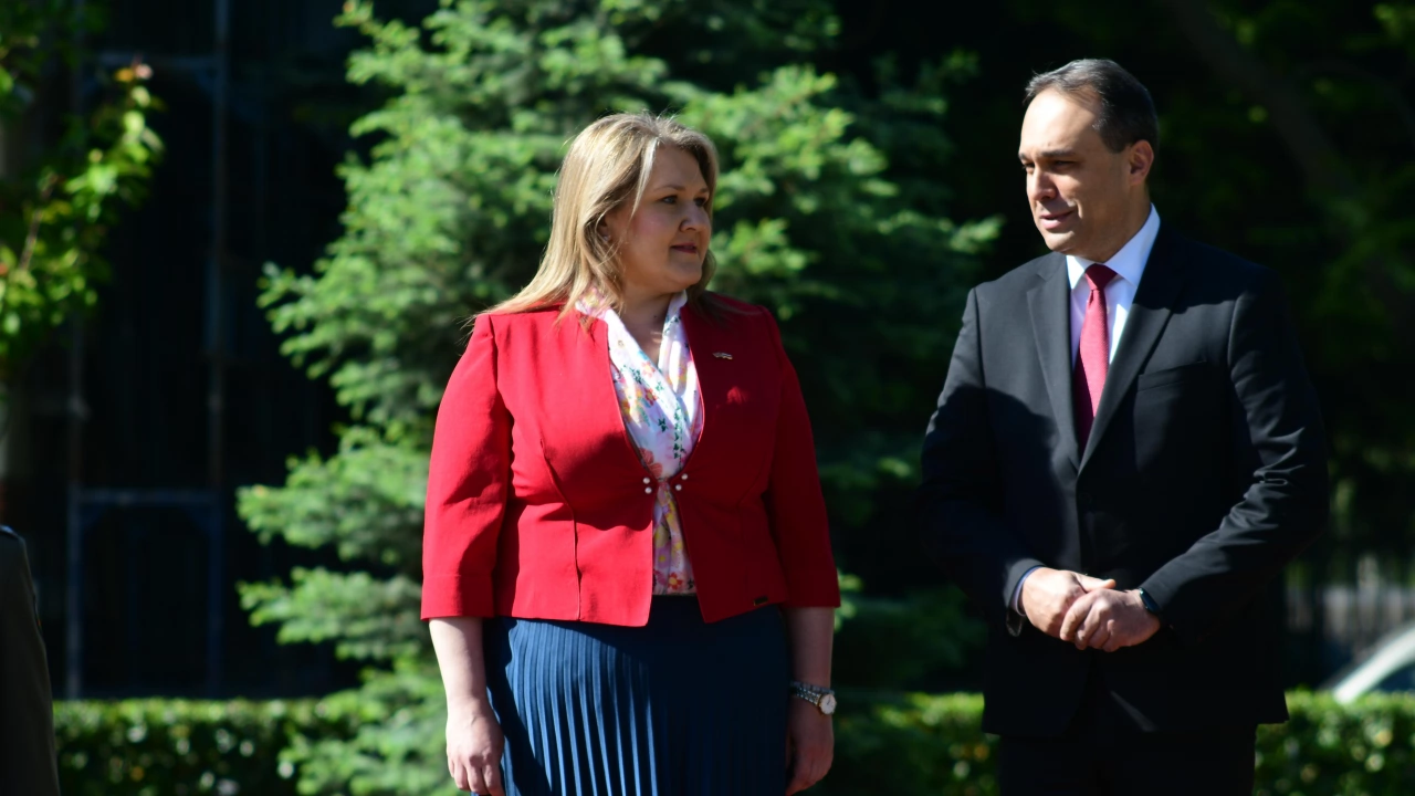 Министърът на отбраната изрази готовността на България за засилване на