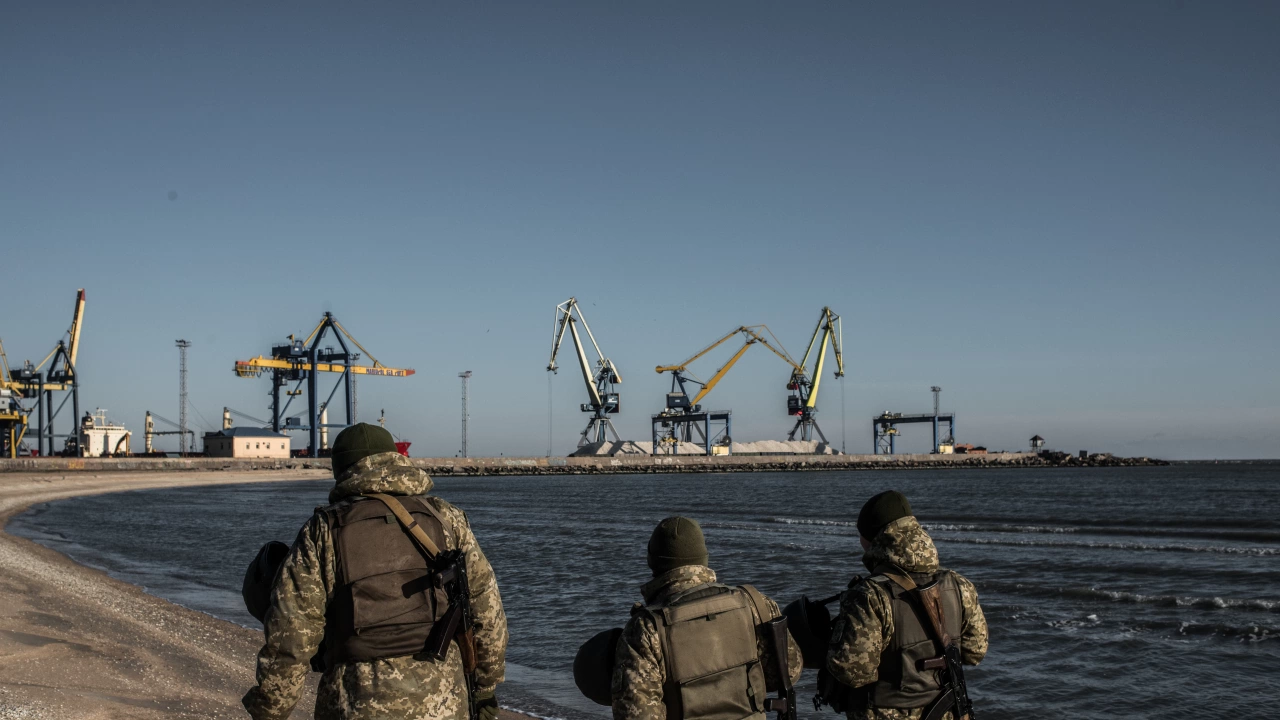 Последната група украински бойци защитаваща стоманодобивния комплекс Азовстал в град