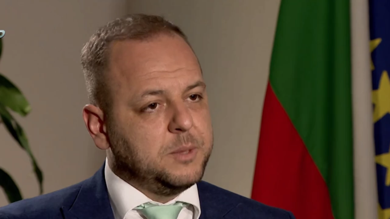 България се управлява от правителството но все още я управляват