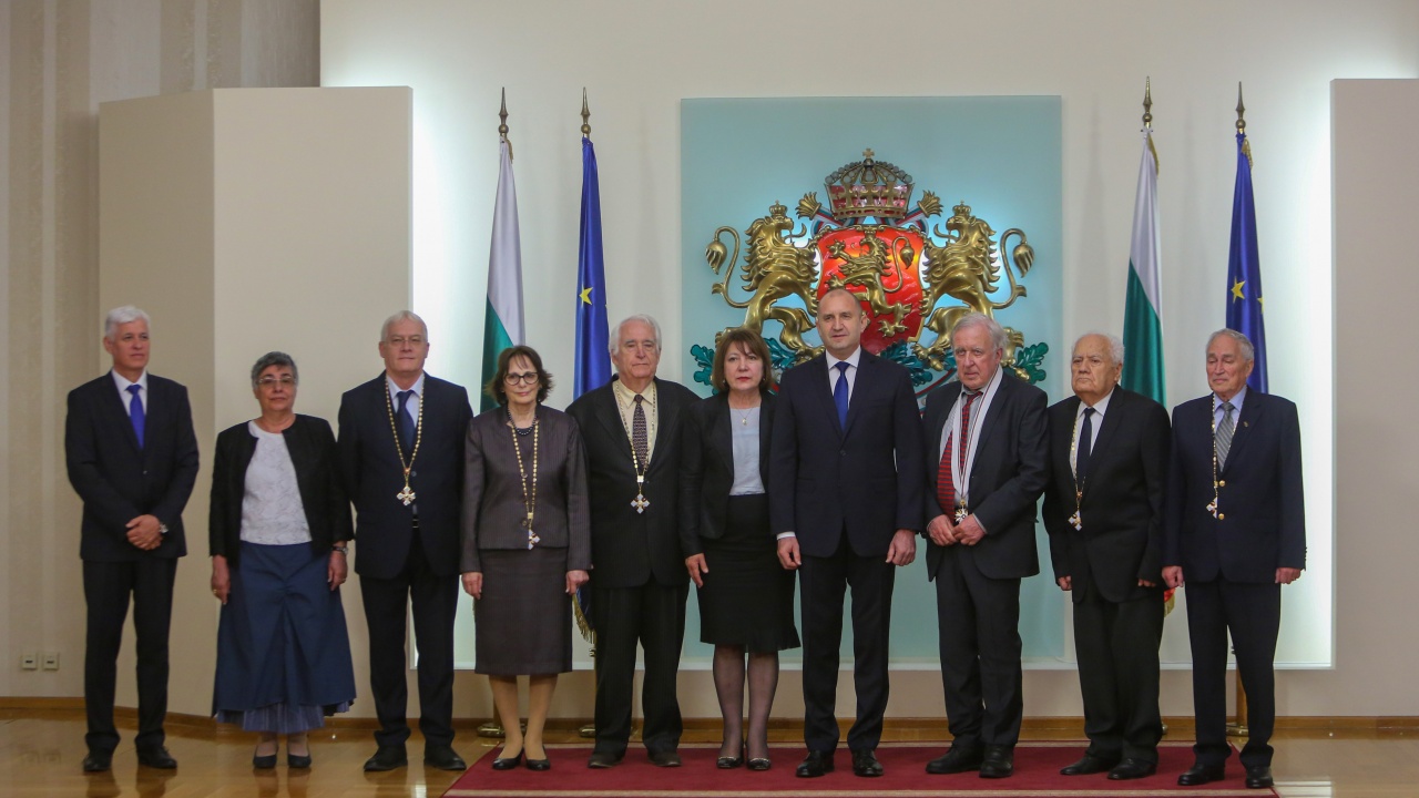 Президентът удостои с висши държавни отличия изявените български учени проф.