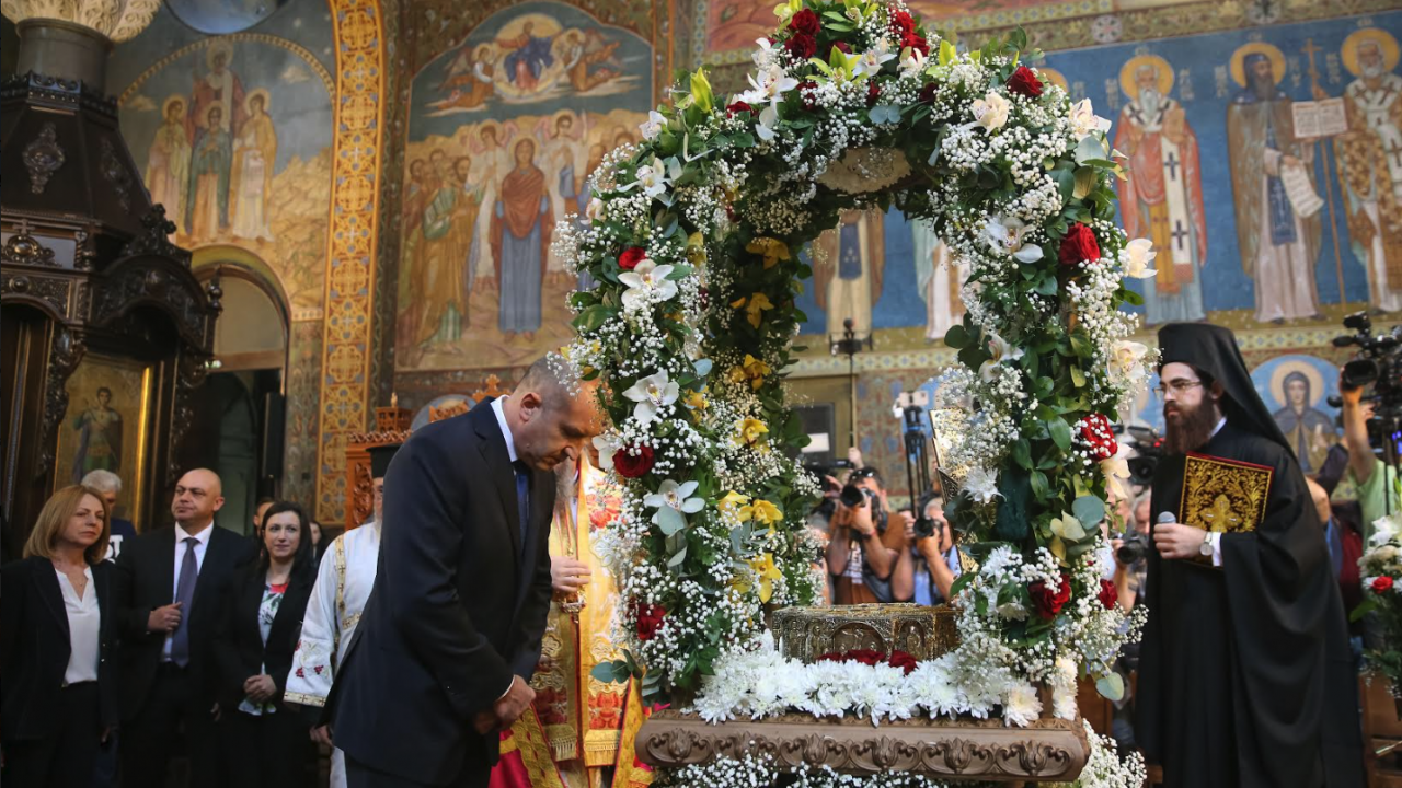 Президентът и вицепрезидентът се поклониха пред светите мощи на равноапостолните братя Методий и Кирил