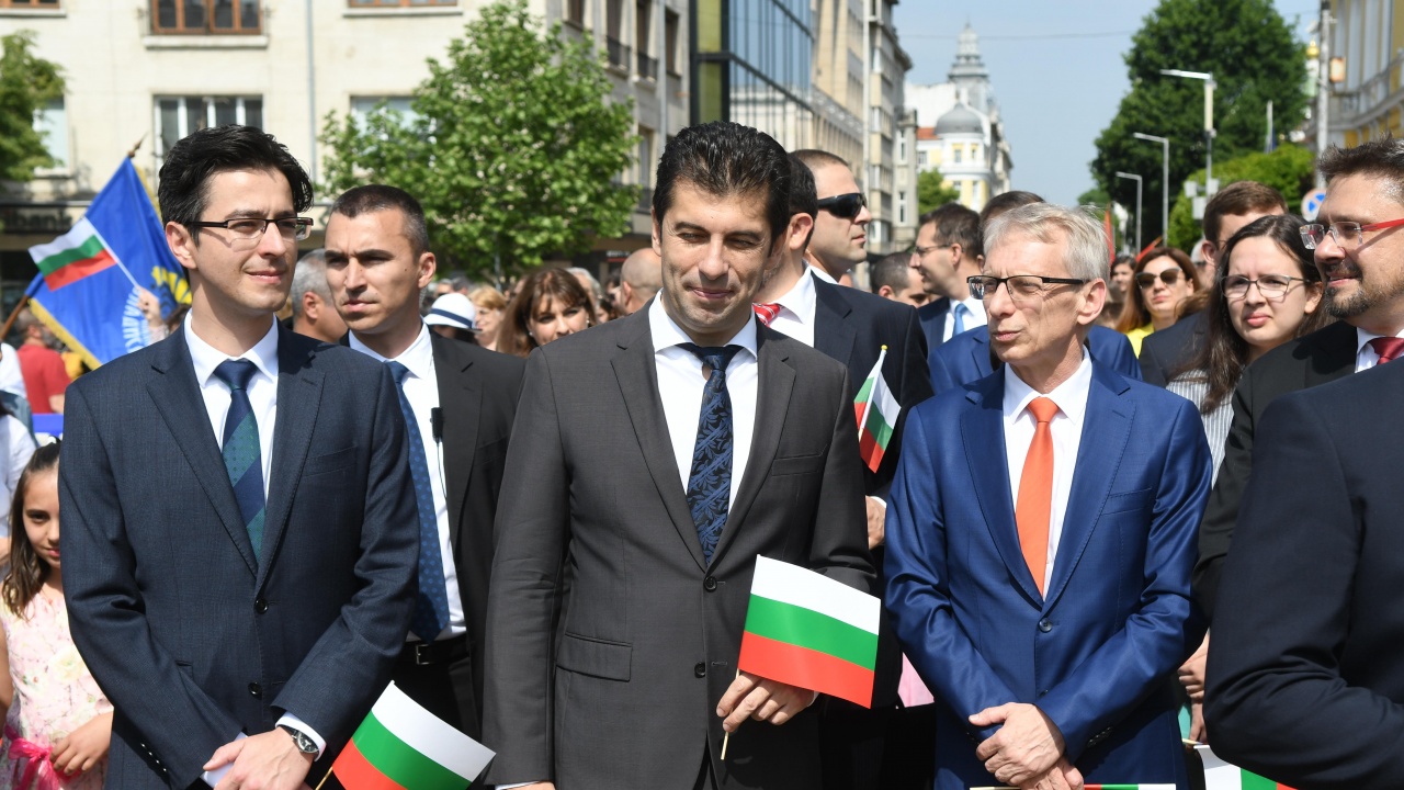 София отбелязва 24 май: Премиерът Кирил Петков поведе шествието за празника
