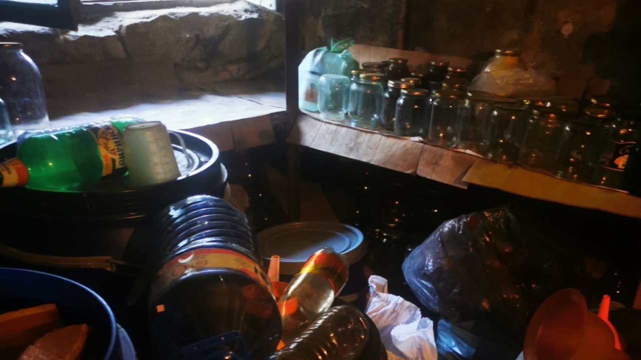1300 л нелегален алкохол задържаха митничари във Варненско