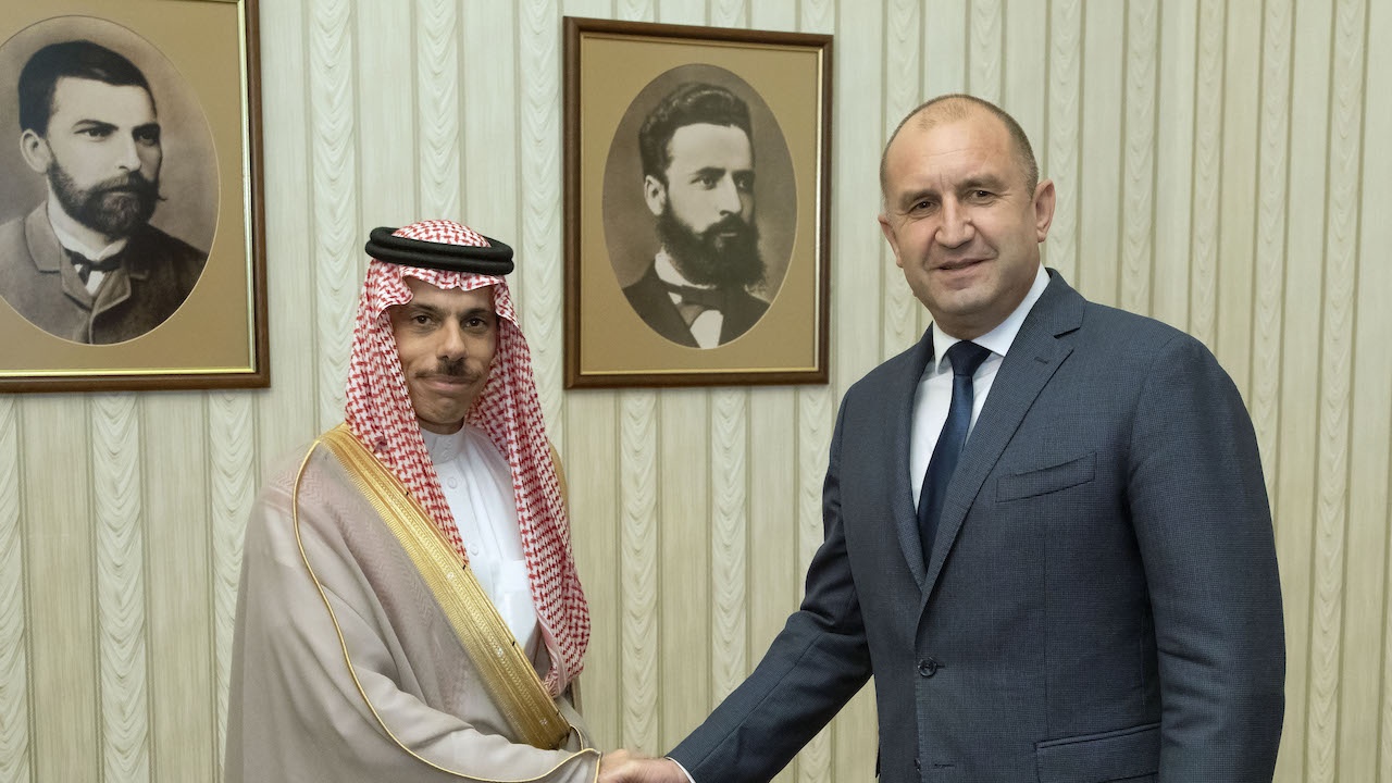 Модернизацията на икономиката и енергийната диверсификация обсъдиха президентът Радев и министърът на външните работи на Саудитска Арабия