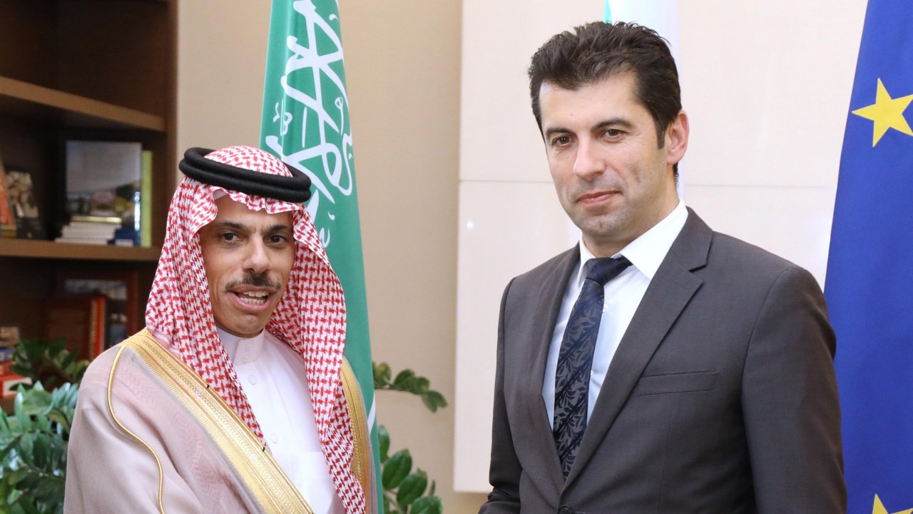 Премиерът Петков проведе среща с министъра на външните работи на Саудитска Арабия 