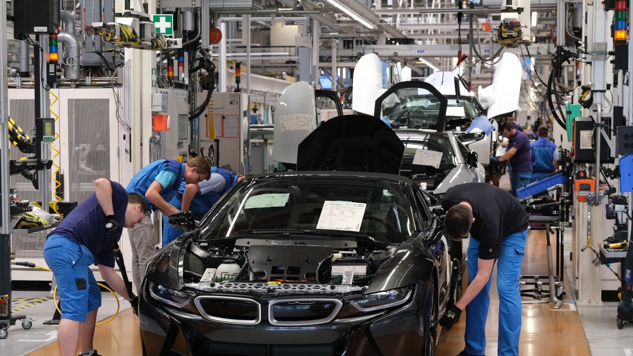 BMW изтегля над 61 000 автомобила заради софтуерна грешка