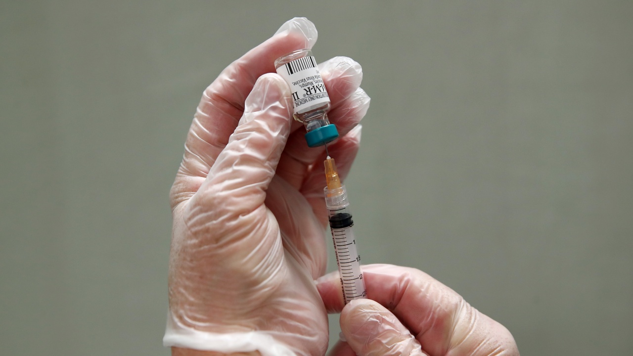 Иранското здравно министерство направи задължително за всички възрастови групи ваксинирането