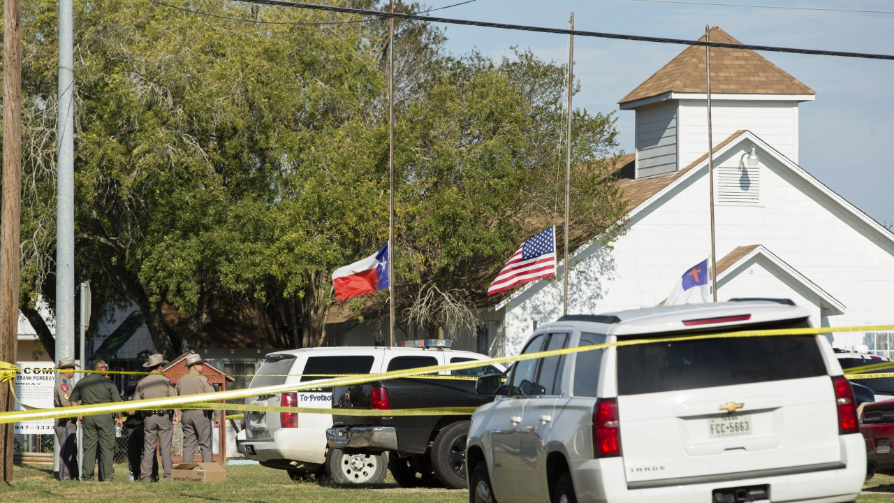 Стрелецът е бил в сградата на училището в Тексас повече от час, преди да бъде ликвидиран от полицията