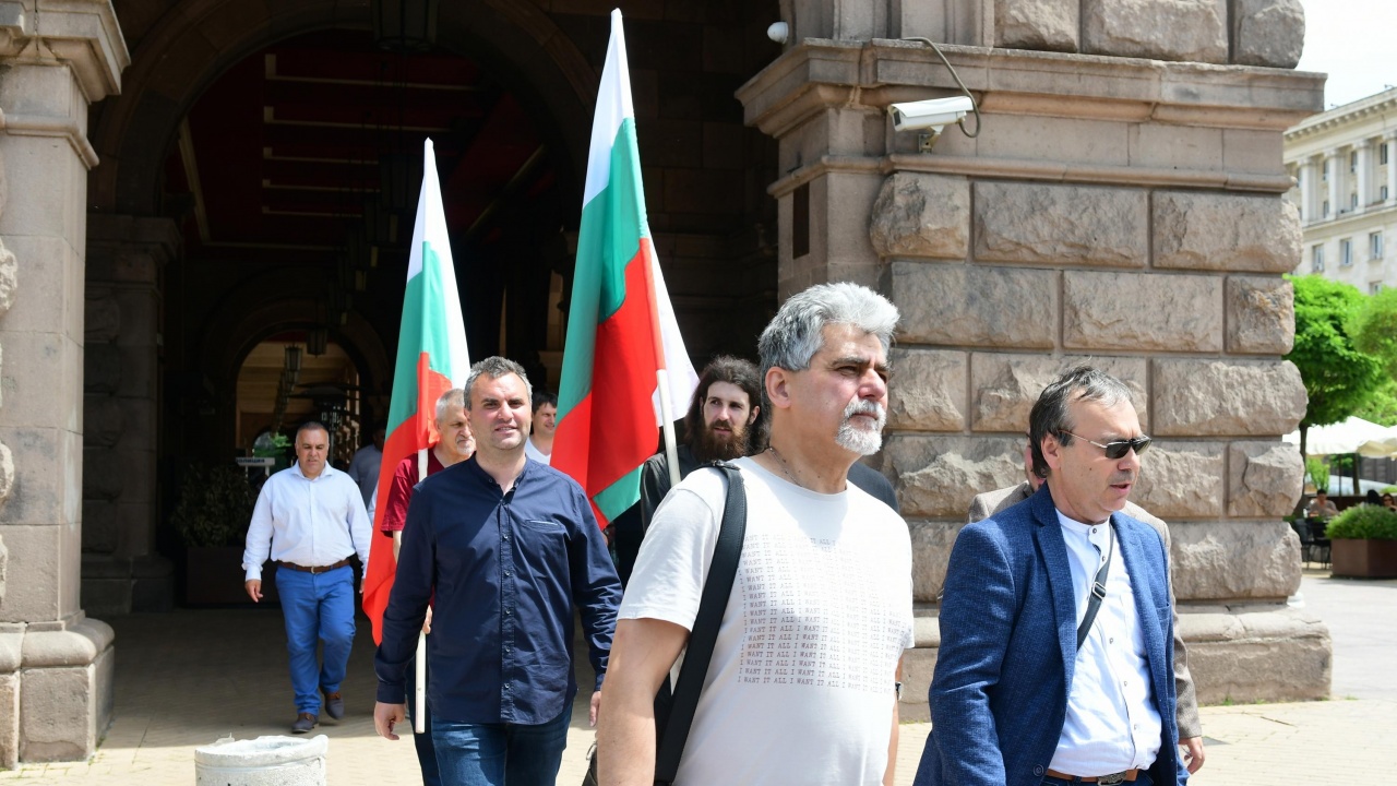 Активисти на ВМРО се събраха на протест 
