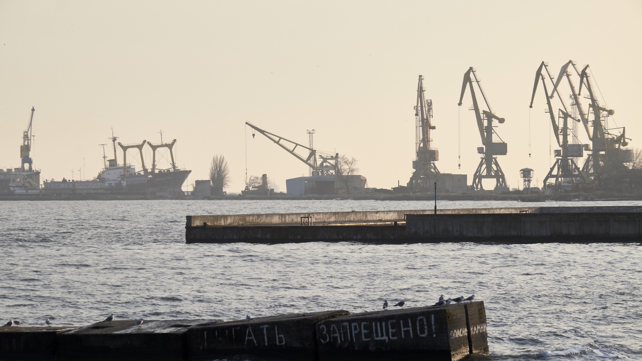 Пристанището на Мариупол вече работи с търговски кораби