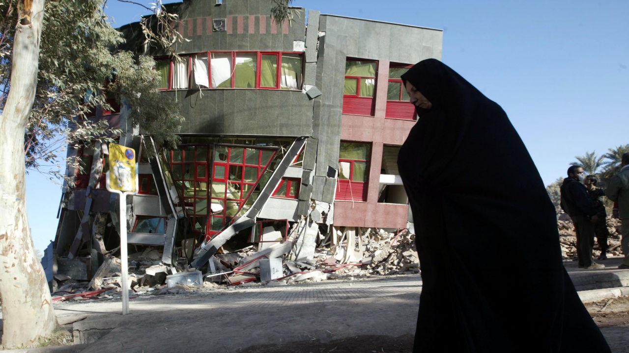 30 станаха жертвите на рухналата сграда на новостроящ се мол в Иран