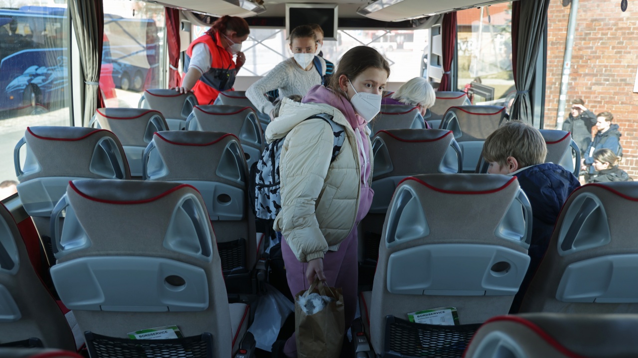 Масовото преместване на украински бежанци към вътрешността на страната започва утре