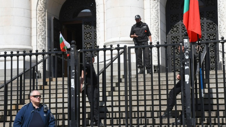 Министерство на културата: Оградата на Съдебната палата трябва да се премахне