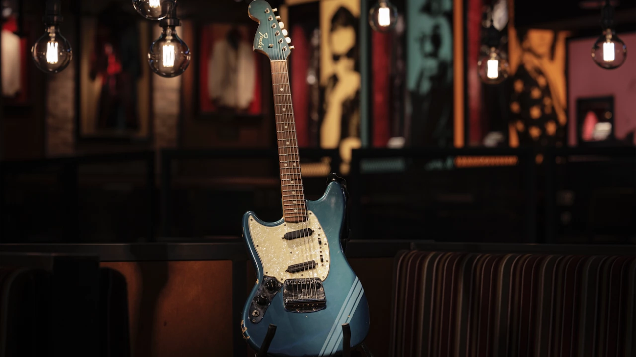 Емблематичната китара на Кърт Кобейн от видеото към знаковото парче