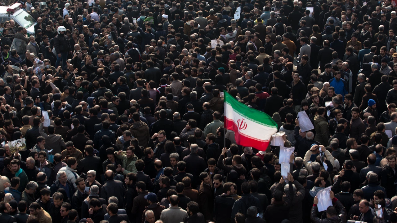 Хиляди иранци излязоха по улиците на Техеран за да отдадат