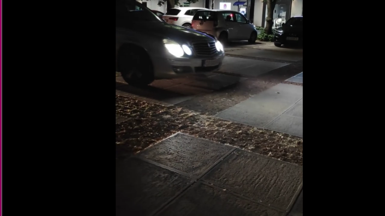 Сигнал от социалните мрежи за неправилно паркиране пред Народния театър