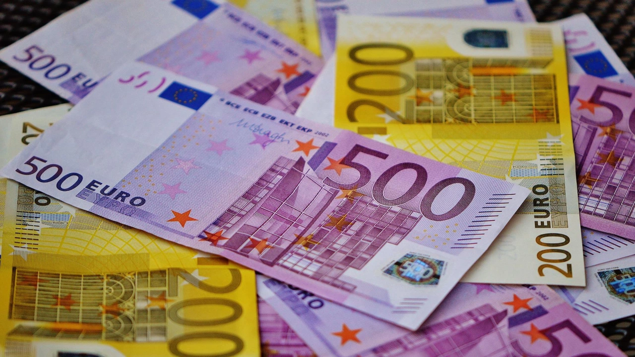 Единната европейска валута леко отстъпи позиции в сутрешната междубанкова търговия