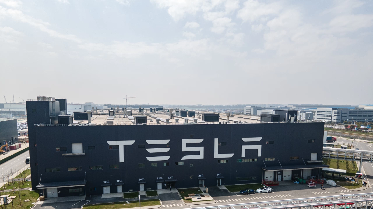 Американският производител на електромобили Тесла Tesla планира да разшири комплекса