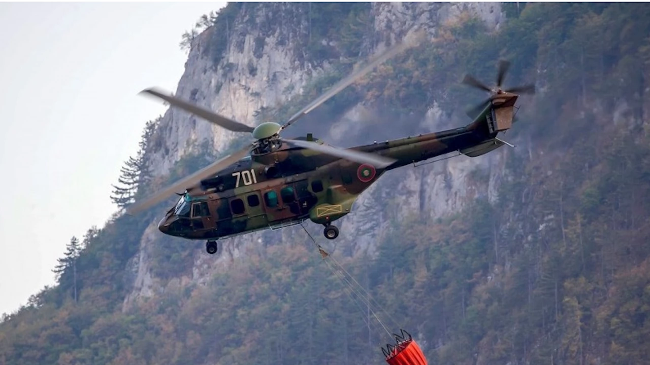 Хеликоптер на Военновъздушните сили участва в гасенето на двата пожара