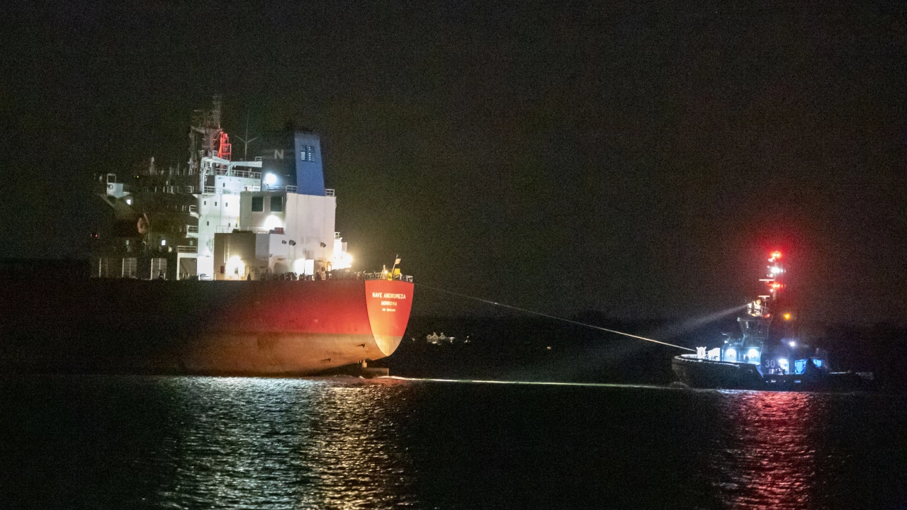 Иранските власти задържаха в петък два танкера плаващи под гръцки
