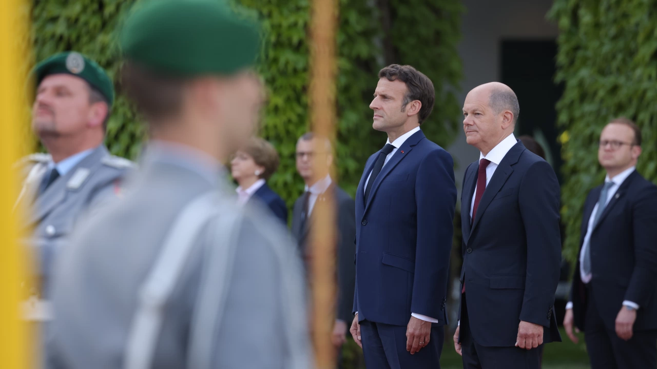 Френският президент и германският канцлер Олаф Шолц настояха днес пред