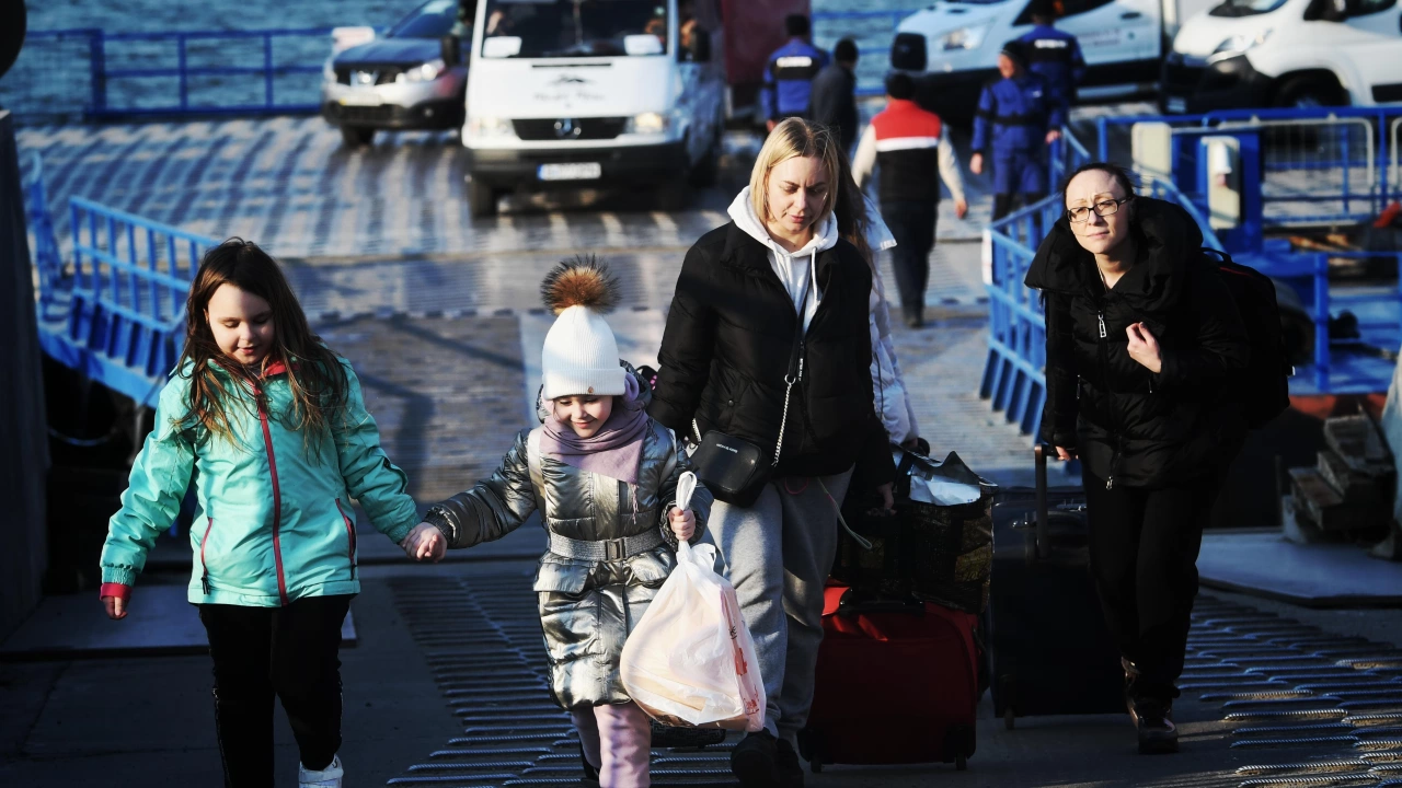  Мащабната операция по преместването на 200 бежанци от Варна към