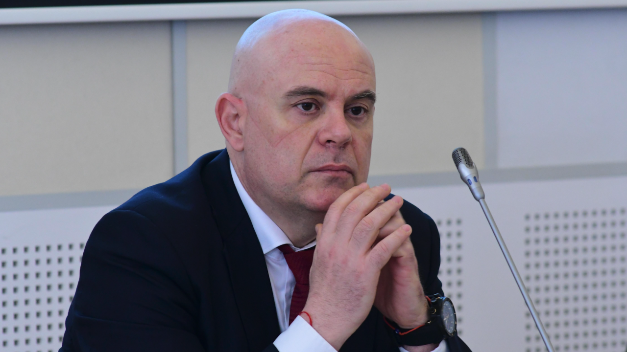Иван Гешев сезира КС заради правилата за атестация на преподаватели