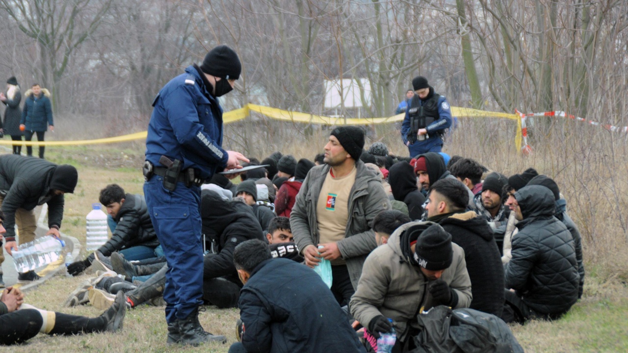 Задържаха мъж край Карлово, транспортирал 31 мигранти