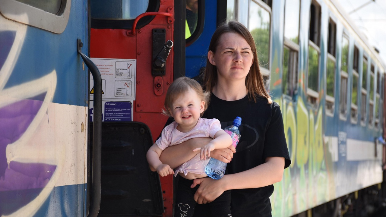 Повече от 300 украинци потеглиха днес с извънредна влакова композиция от Варна