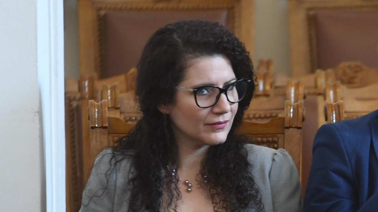 Парламентът ще изслуша Калина Константинова за бежанците от Украйна