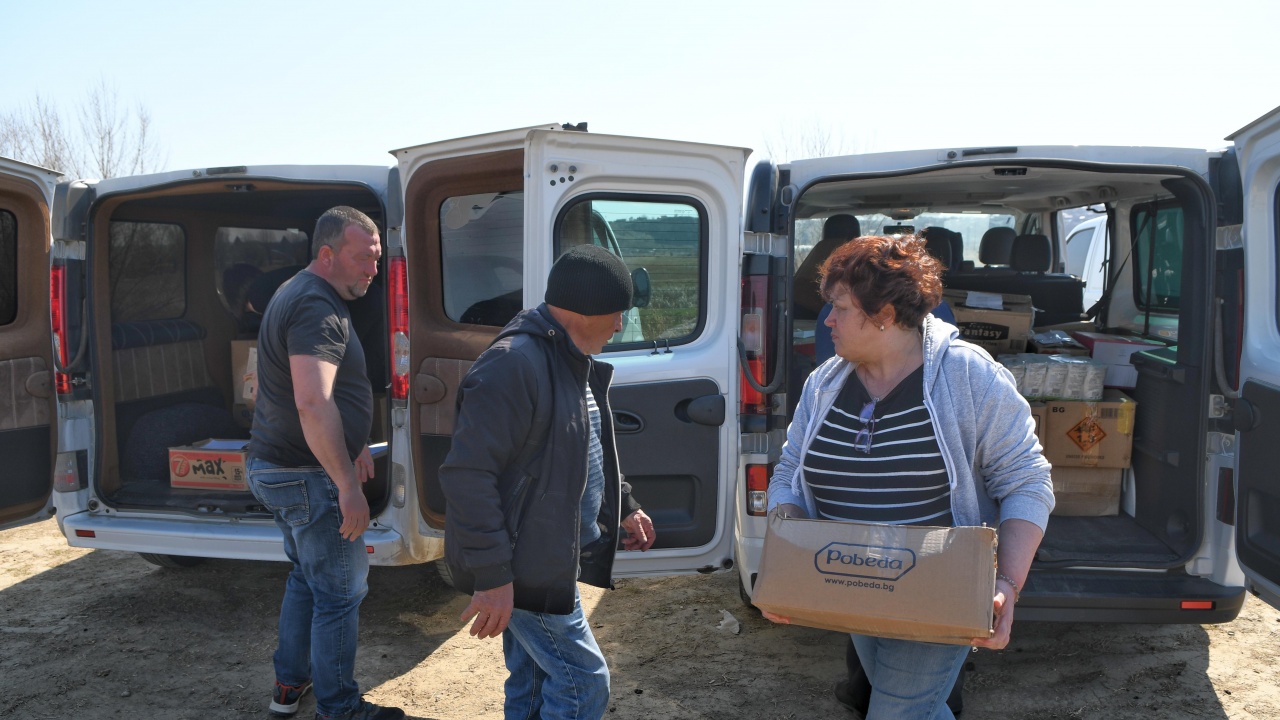 БЧК раздаде 66 500 хранителни пакета за бежанците