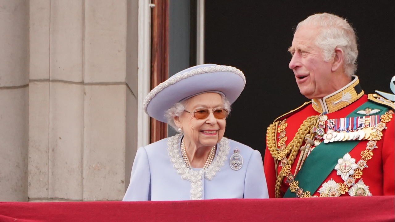 Кралица Елизабет II се появи на балкона на Бъкингамския дворец за военния парад