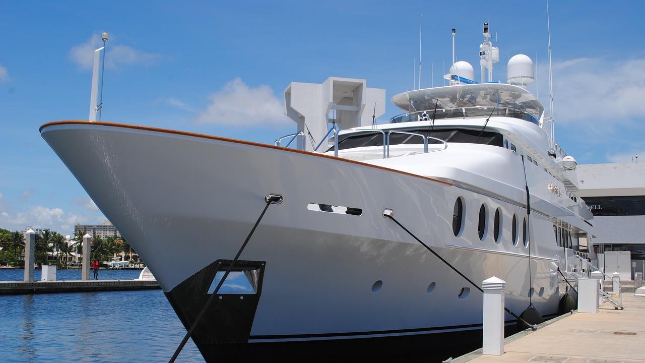 Руски олигарх скри луксозната си яхта в ОАЕ