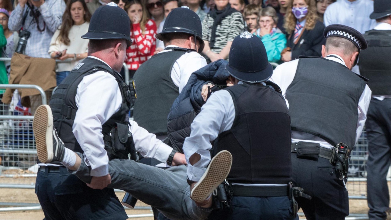 Протестиращи се опитаха да спрат парада в чест на платинения юбилей на Елизабет II