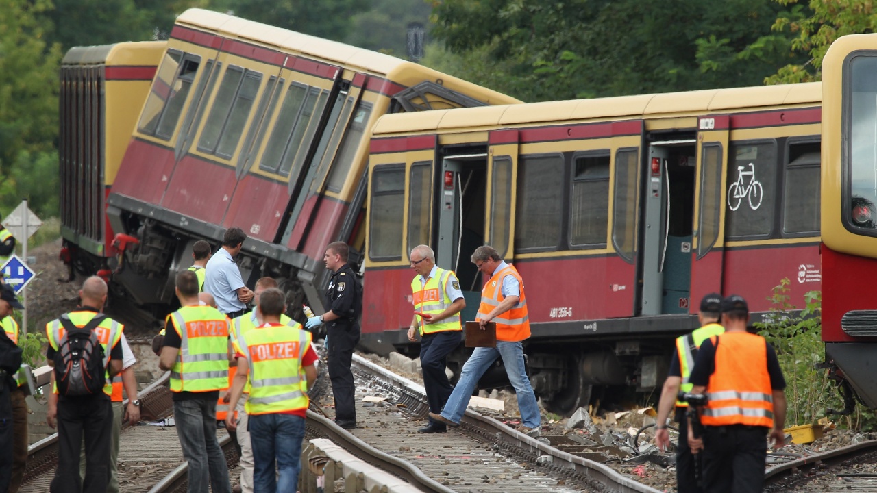 12 души се водят изчезнали след влаковата катастрофа в Германия
