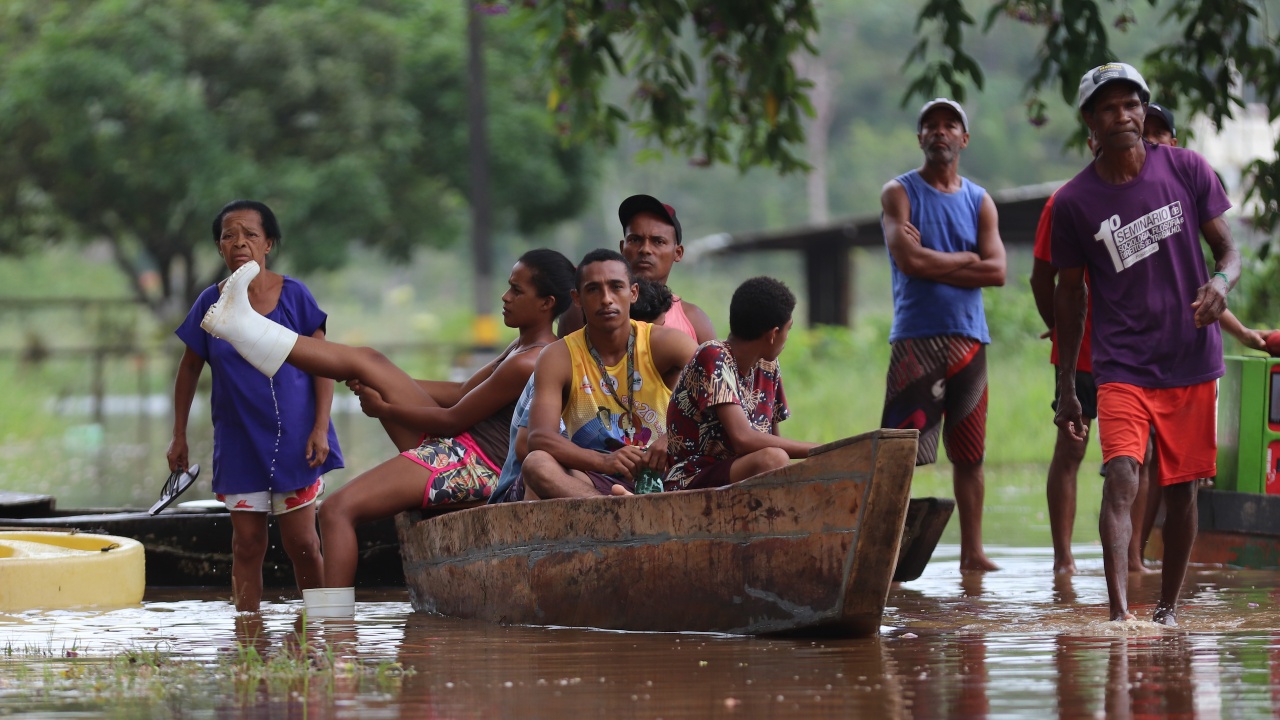 Жертвите на наводненията в Бразилия достигнаха 128