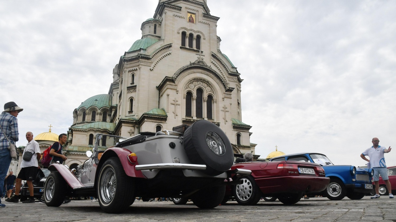 Стотици автомобили на ретро парад в София